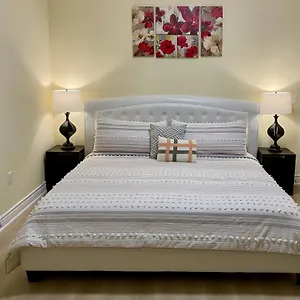 Luxury With King Bed Private Yard Bbq Deck Gazebo-4 Minutes To The Falls Niagara Falls